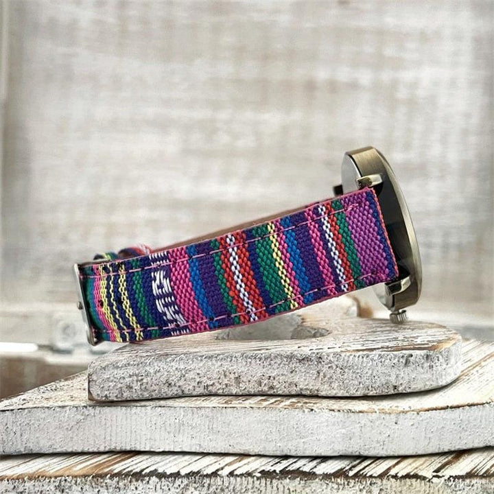 Cadeau-waardig dameshorloge met vrolijk regenboogdesign en stijlvolle gevlochten PU leren polsband.