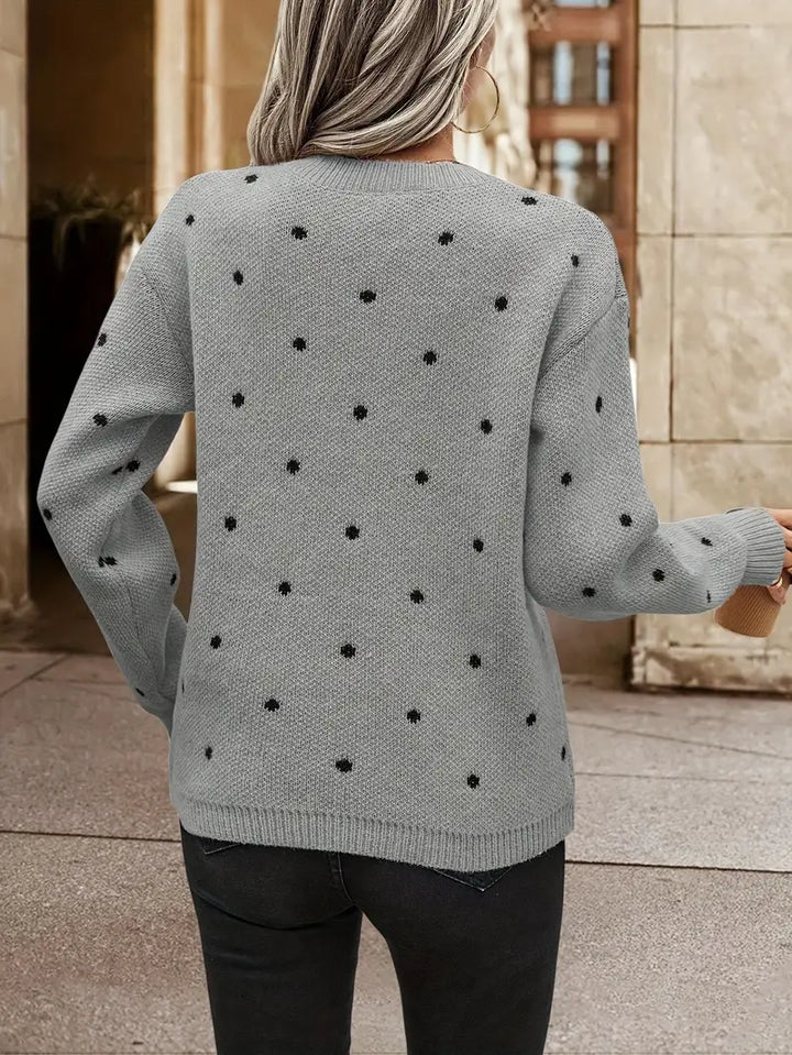 Grijze dames trui met polkadot patroon, een comfortabele casual winter trui met lange mouwen.