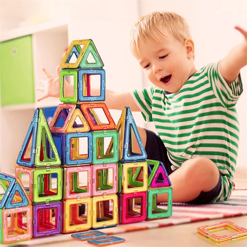 Magnetische bouwstenen set voor kinderen, stimuleert creativiteit en educatief leren.