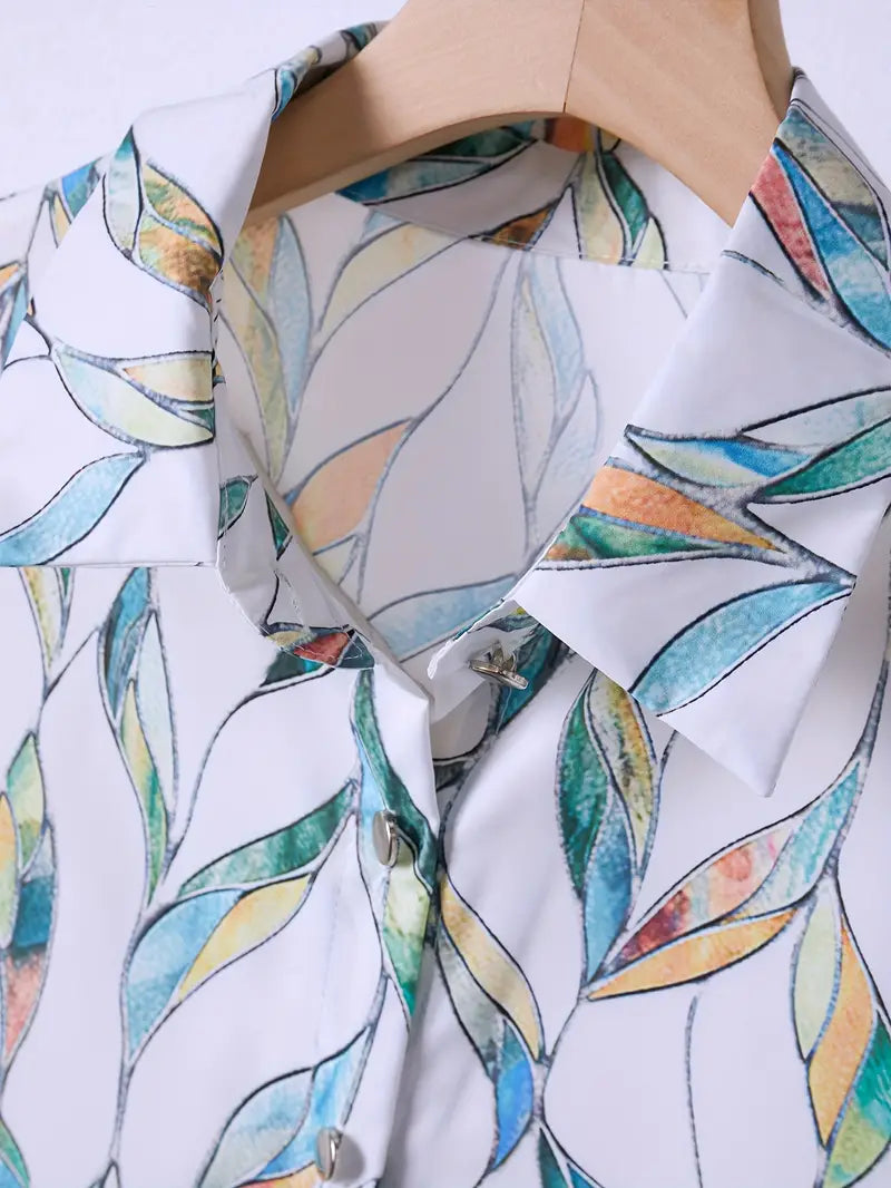 Close-up van het unieke patroon op de modieuze damesblouse, toont de verfijnde details.