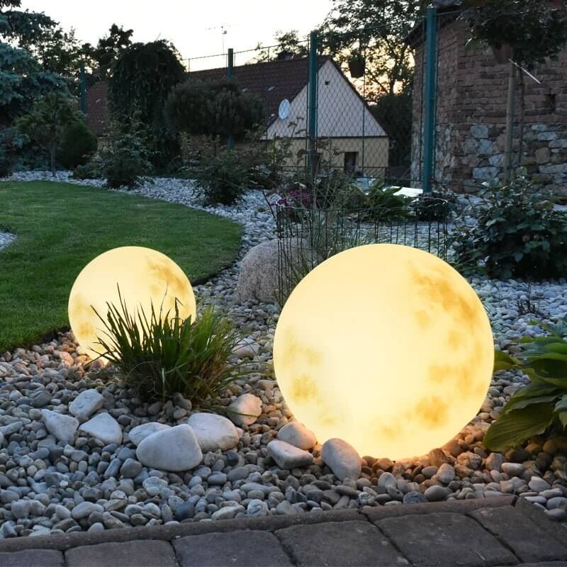 Sfeervolle LED maanlamp voor tuin, weerbestendig en USB oplaadbaar, creëert warme gloed.