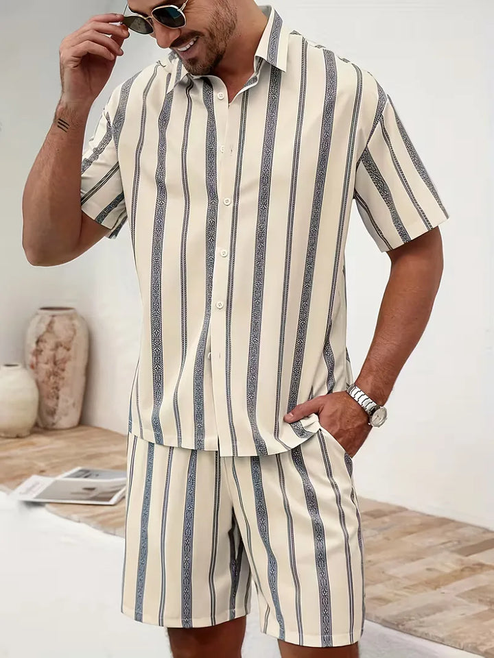 Abrikoos gestreept heren overhemd en short set, ideaal voor casual zomerlooks met V-hals.