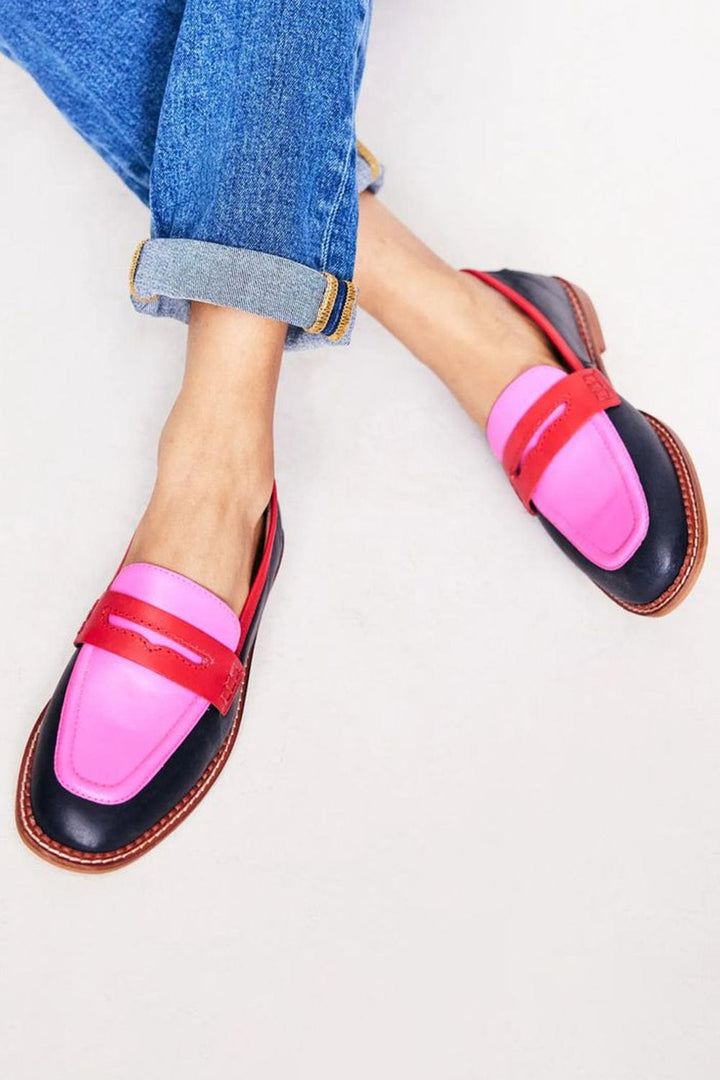 Rosa tweekleurige dames instappers, perfecte platte zool mocassins. Comfortabele en elegante zomerschoenen.