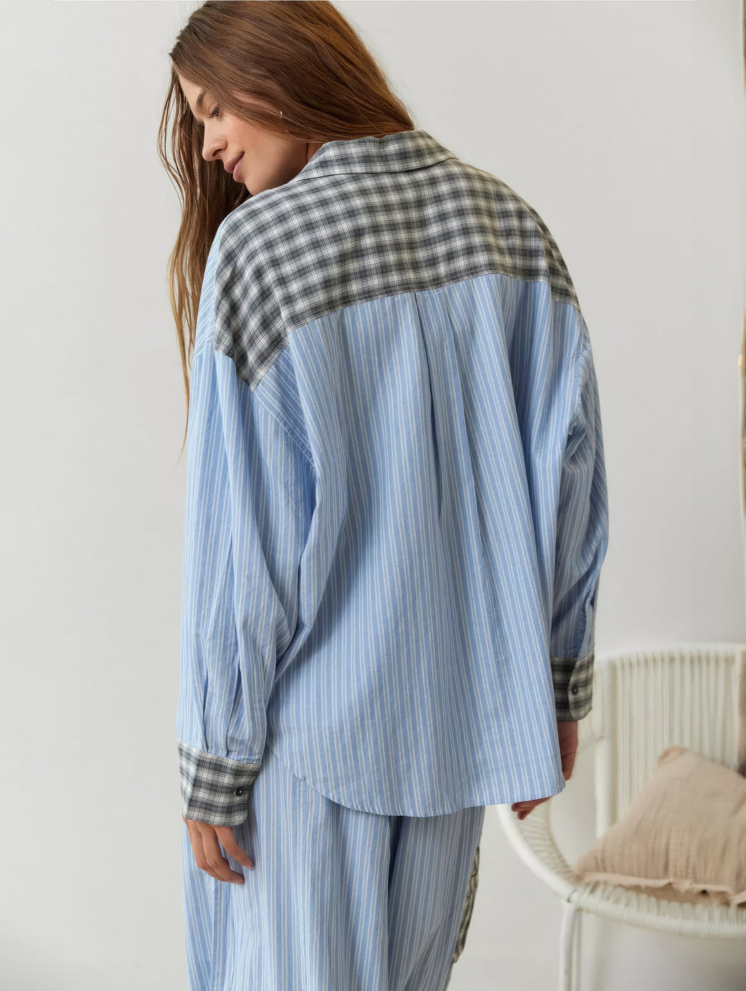 Stijlvolle dames pyjamaset in zachtroze. Comfortabele nachtkleding en loungekleding; nieuwe collectie voor vrouwen.
