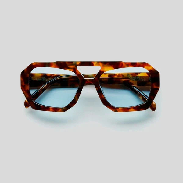 Moderne bruine dames zonnebril met blauwe glazen. Elegant design met optimale UV-bescherming voor elke vrouw.