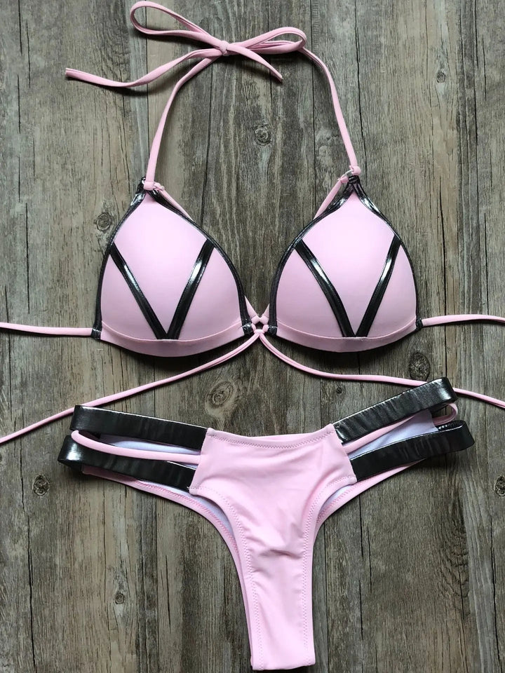 Dames bikini in zwart met gouden ringen, stijlvol en comfortabel. Ideaal voor zwembad of strandmode.