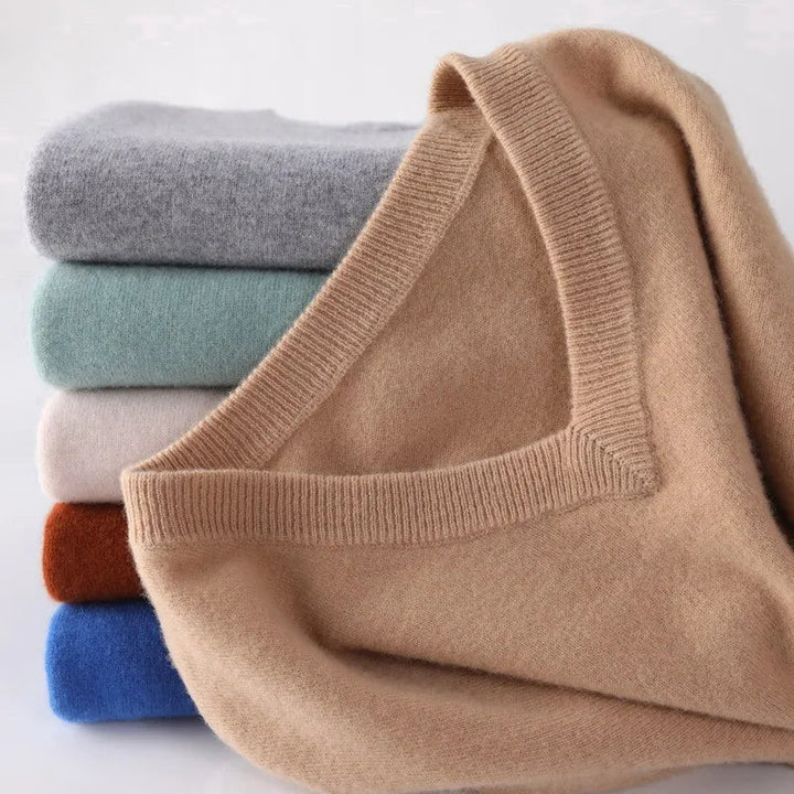 Heren V-hals trui met fijne textuur, klassiek en comfortabel. Geschikt voor casual en zakelijk gebruik, stijlvol.