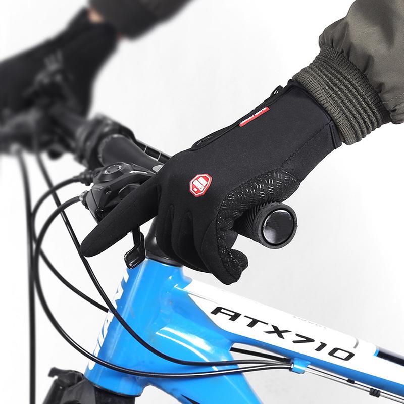 Paar warme thermische heren winterhandschoenen, waterafstotend & touchscreen; klaar voor koude sport.
