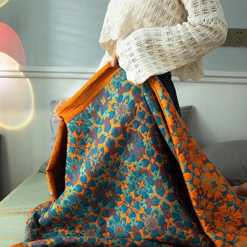 Levendig oranje en blauw patroon op zacht, zeslaags katoenen dekbed. Ideaal als warme, decoratieve quilt.
