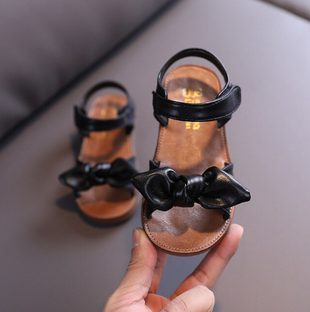 Gemakkelijke klittenband sandalen voor baby's, bieden comfort en ondersteuning voor groeiende voetjes.