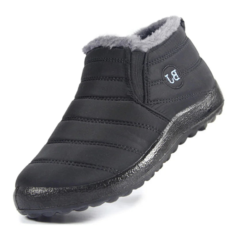 Warme heren instappers met antislipzool, waterdicht en comfortabel voor winterse omstandigheden.