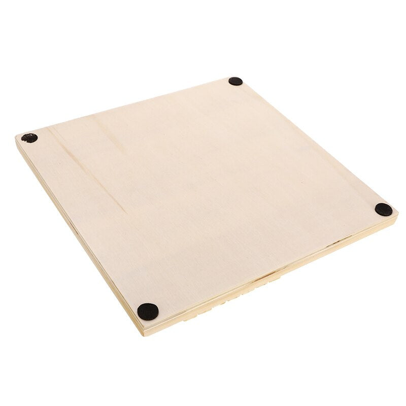 Speler plaatst een houten cijfer op het bord van dit educatieve rekenspel voor kinderen. Leren en spelen.