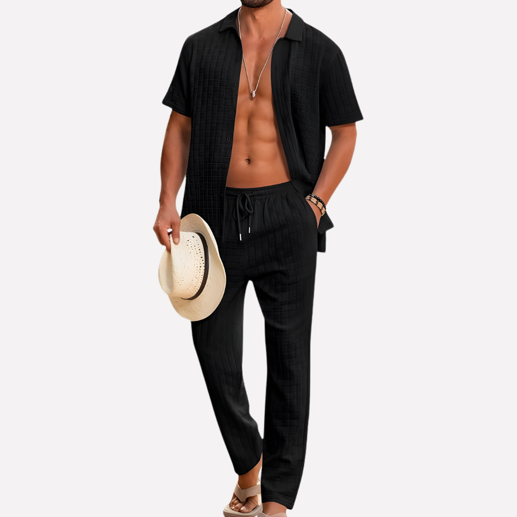 Stijlvolle zwarte 2-delige strandoutfit voor mannen, bestaande uit los overhemd en broek, ideaal voor zomerse dagen.