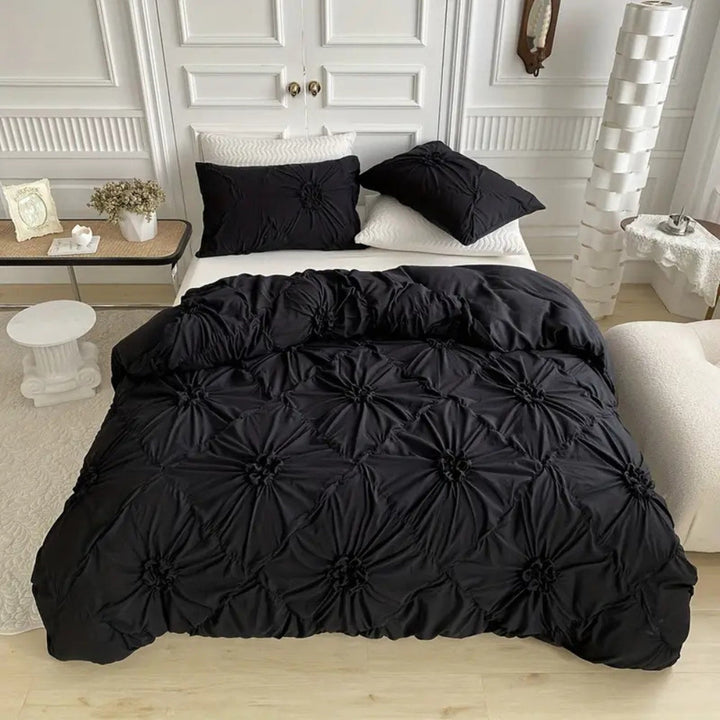 Moderne witte dekbedovertrekset met chique pinch-pleat textuur, perfect voor een elegante slaapkamer ambiance.