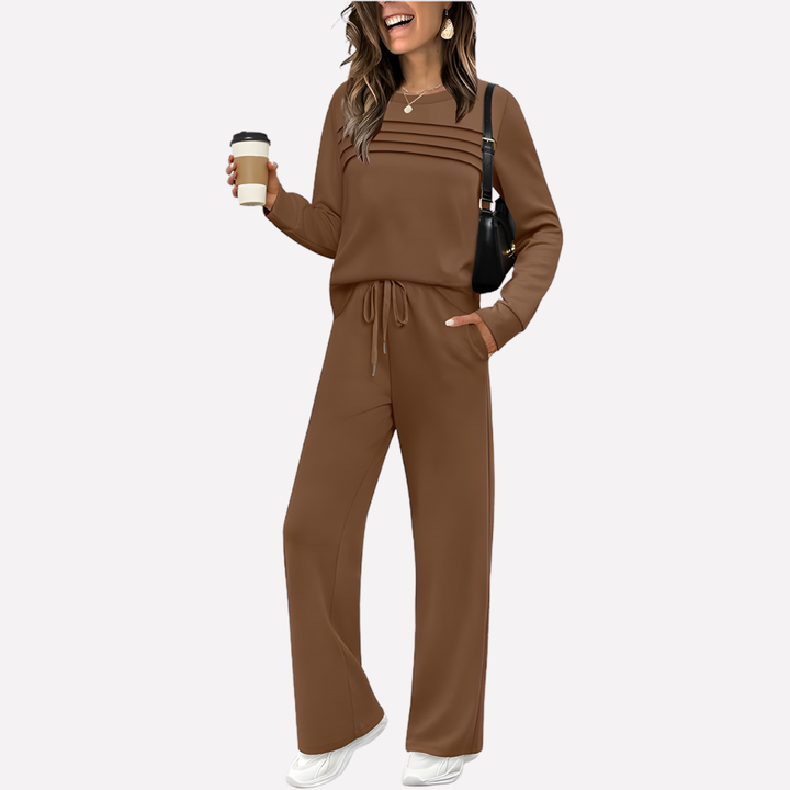 Veelzijdige all-season dames lounge set; comfortabel huispak met hoge hals en wijde pijpen voor ontspanning.