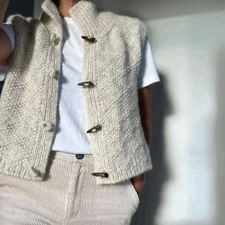 Comfy mouwloos damesvest Celeste in beige. Tijdloos en veelzijdig voor een gelaagde of casual outfit.