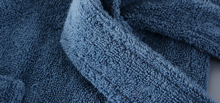 Lange, warme heren badjas van zachte pluche stof voor ultiem comfort.