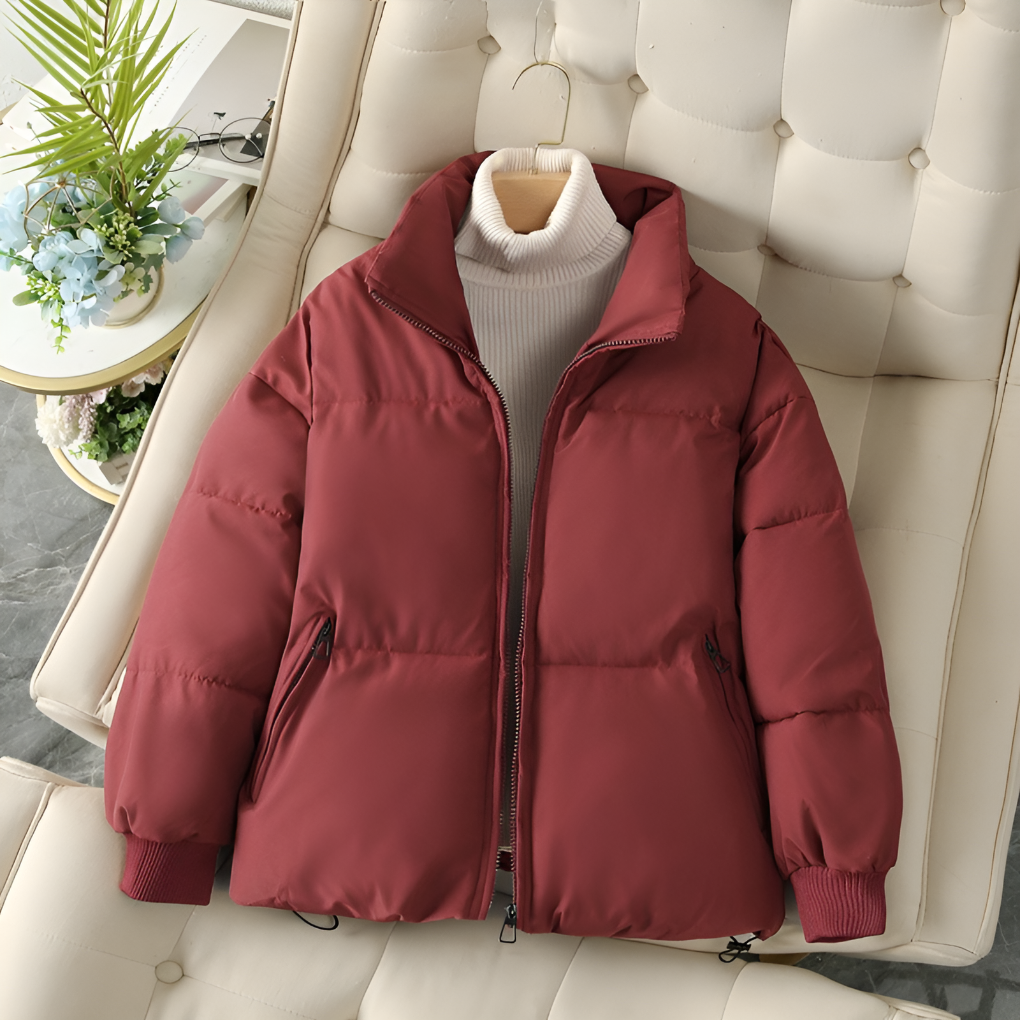 Moderne dames pufferjas met capuchon, casual en warm, onmisbaar in winterkleding.