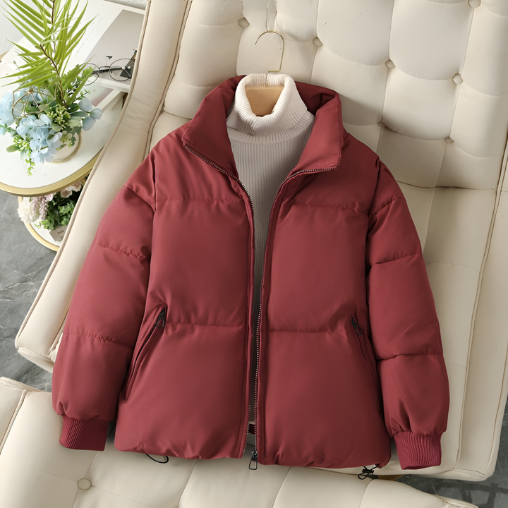 Moderne dames pufferjas met capuchon, casual en warm, onmisbaar in winterkleding.