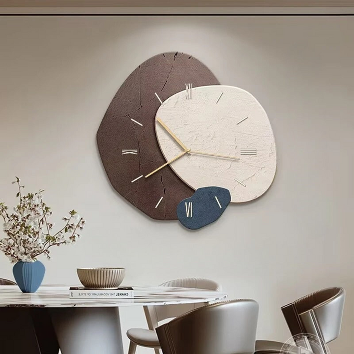 Stille LunaWood houten wandklok van natuurlijk hout met zacht LED-licht. Ideaal voor slaapkamer of woonkamer.