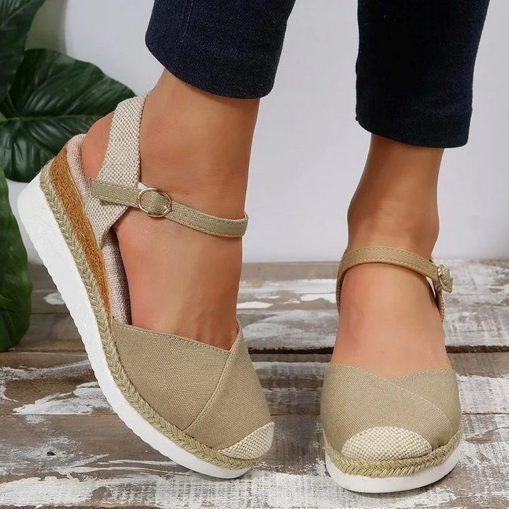 Zijaanzicht van Isabelle dames sandalen: gesloten teen, orthopedisch voetbed en verstelbare gesp voor optimale pasvorm.