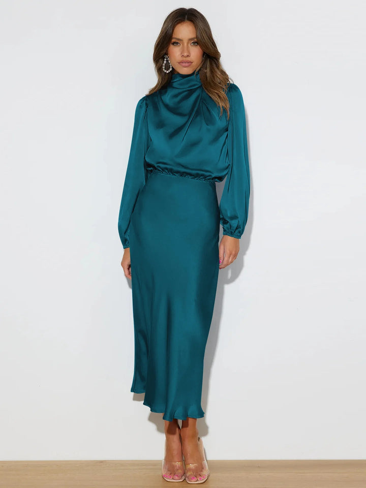 Chique satijnen dames avondjurk, ideaal als feestjurk voor gala's, lente- of zomerfeesten. Elegant en stijlvol.