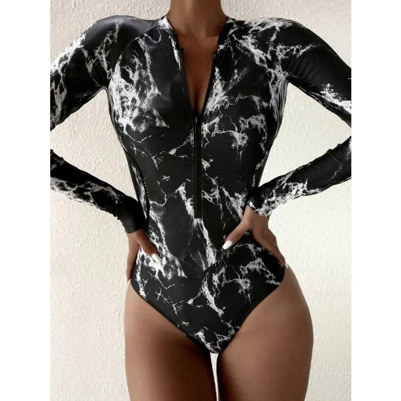 Stijlvol dames badpak lange mouwen, complete trendy strandlook voor een actieve zomerdag.