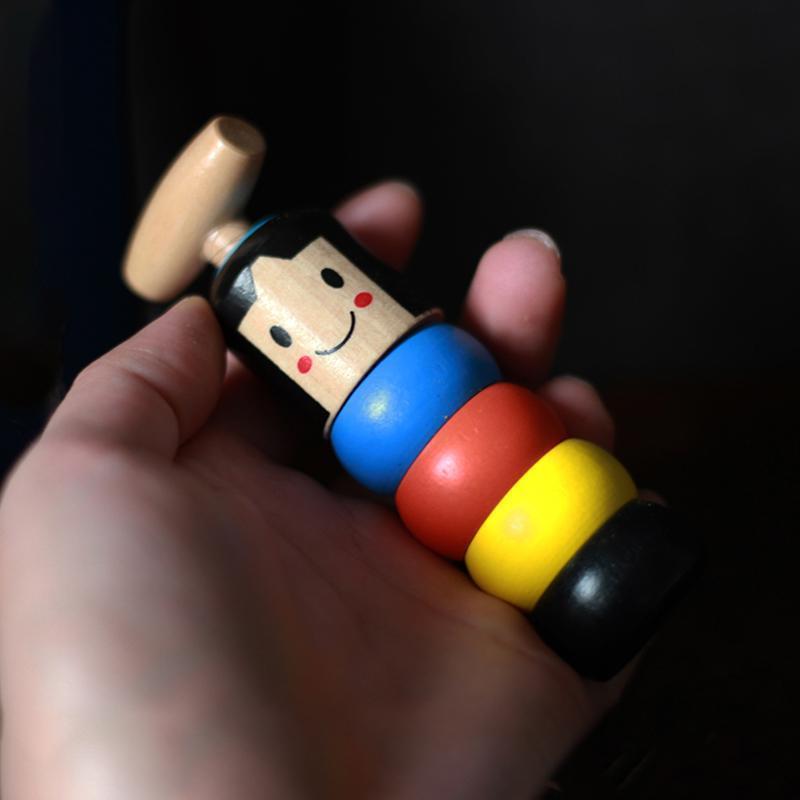 Kind speelt met flexibele houten acrobaat, verbetert motoriek, behendigheid en creativiteit op speelse wijze.
