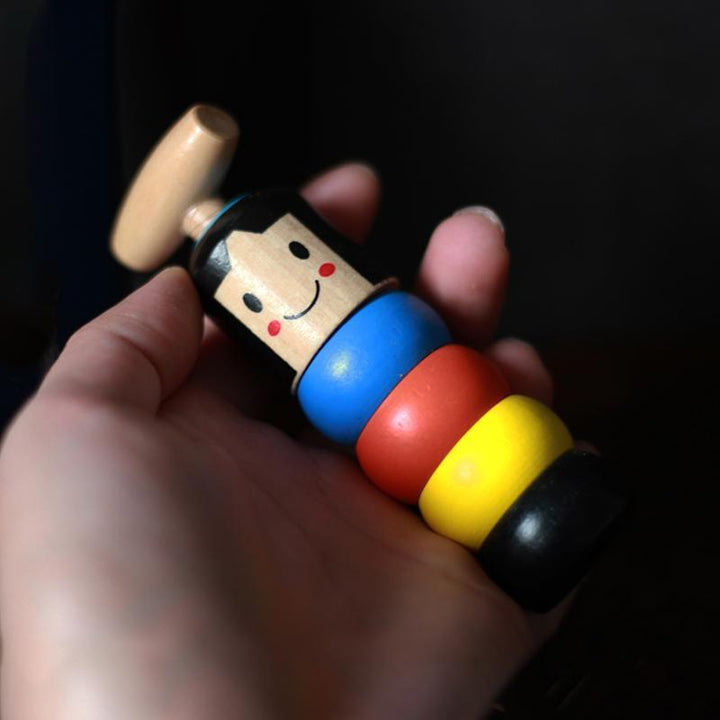 Kind speelt met flexibele houten acrobaat, verbetert motoriek, behendigheid en creativiteit op speelse wijze.