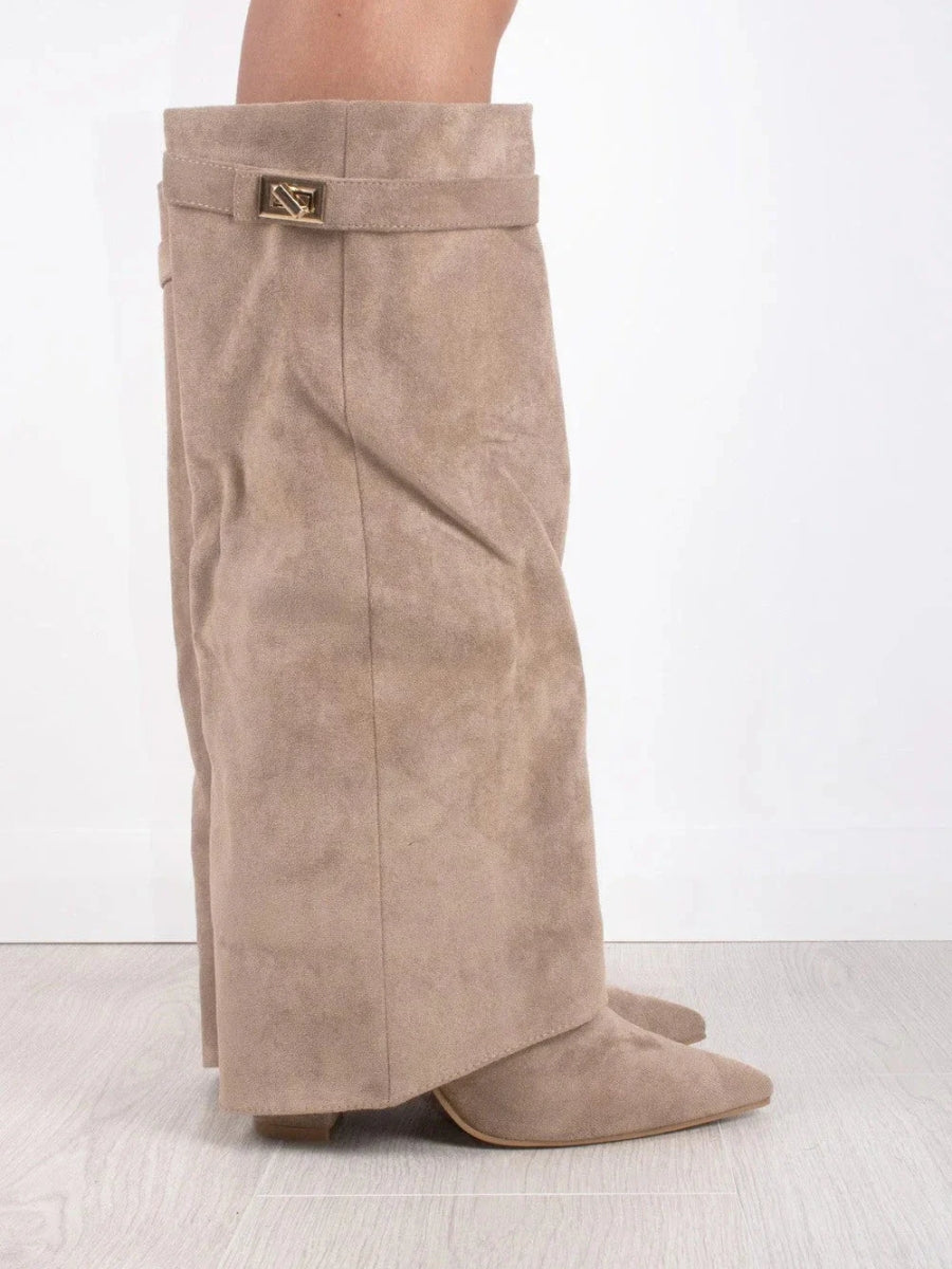 Modieuze zwarte hoge dameslaarzen met elegante schacht. Comfortabele en veelzijdige schoenen voor dames.