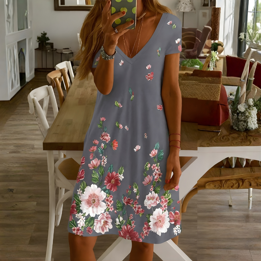Trendy damesjurk met korte mouwen, opvallende bloemenprint en v-hals; een perfecte zomerjurk.