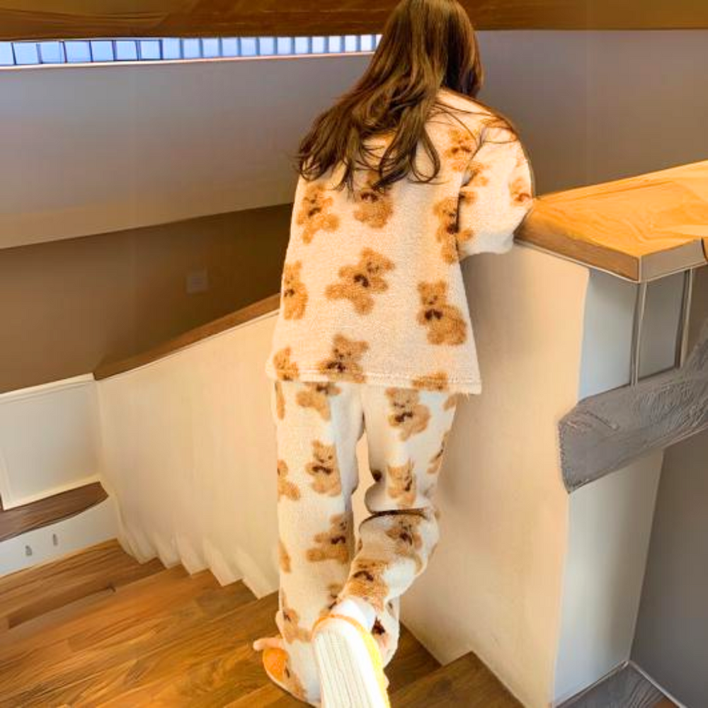 Comfortabele dames loungewear set van fluweel met berenprint. Ideaal voor ontspanning thuis.