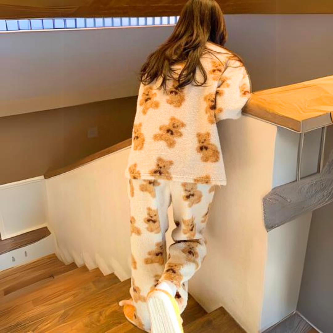 Comfortabele dames loungewear set van fluweel met berenprint. Ideaal voor ontspanning thuis.
