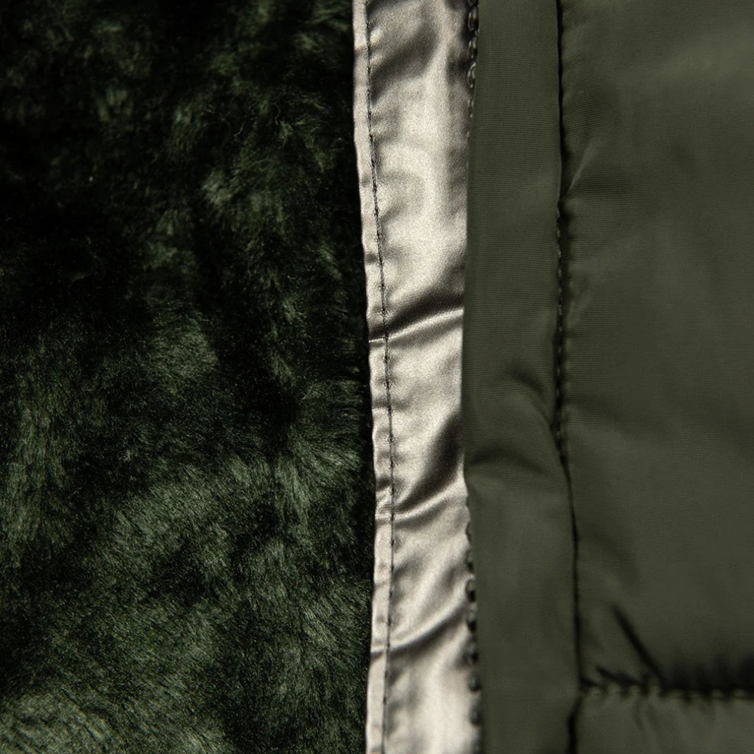 Modieuze, gevoerde dames winterjas Freja. Comfortabel, waterdicht en warm voor koude winterdagen.