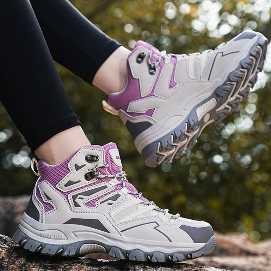 Trekkingschoenen dames: waterdichte schoenen met verhoogde enkelondersteuning.