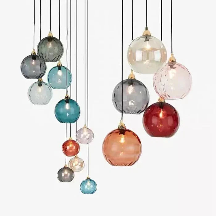 Moderne glazen bol hanglamp in woonkamer, creëert warme sfeer en licht.