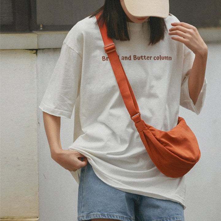Modebewuste vrouwen kiezen voor de Luna halvemaan crossbodytas, elegant en functioneel.