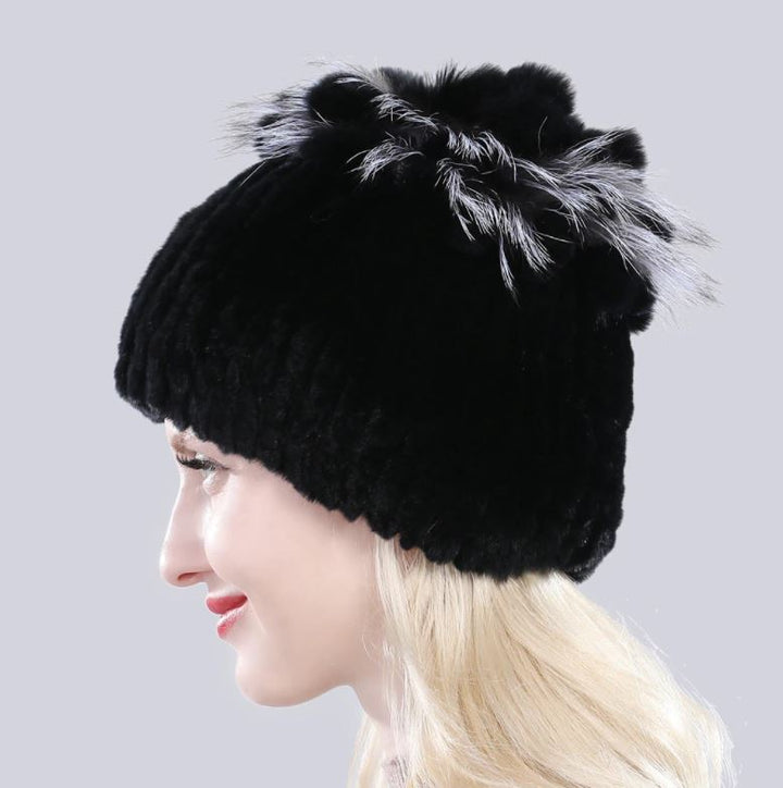 Warme dames bontmuts in koffiekleur, gemaakt van konijnenbont, een essentieel winteraccessoire.
