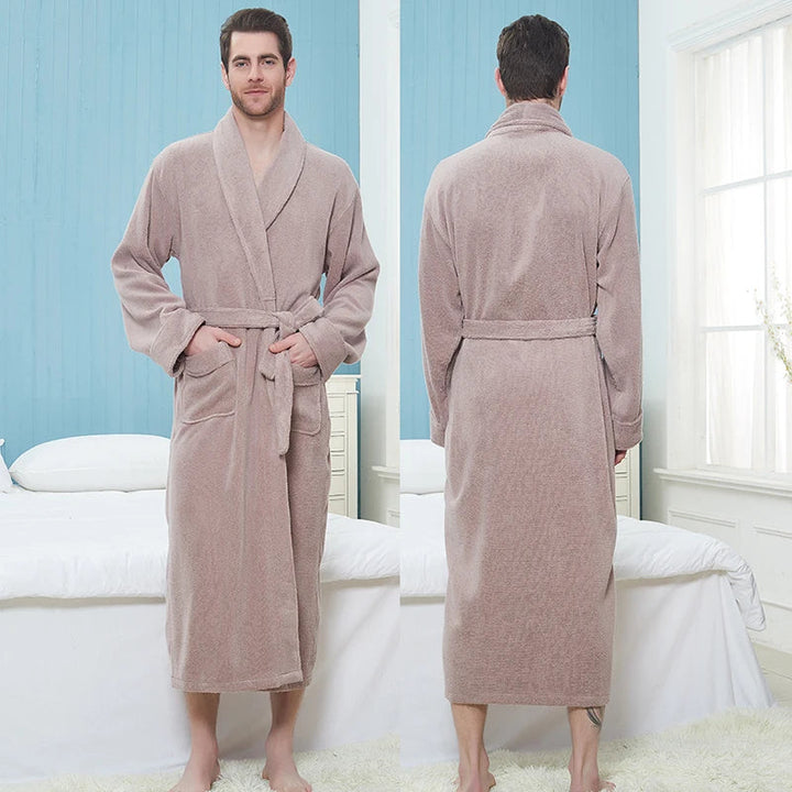 Zijaanzicht van de lange heren fleece badjas, toont de vloeiende pasvorm en royale stof.