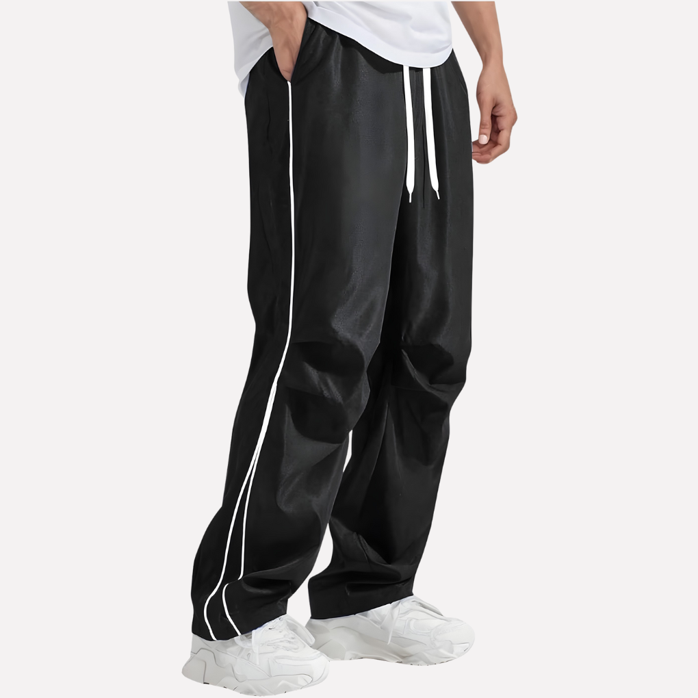 Heren jogger broek met zijstrepen, gezien van achteren, toont functionele zakken en comfortabele pasvorm voor heren.