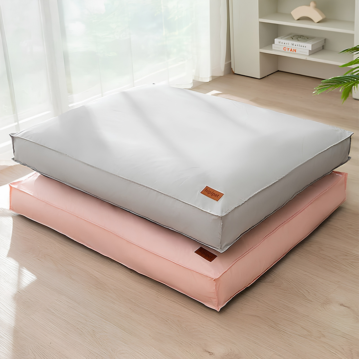 Waterdicht orthopedisch hondenbed met wasbare hoes en antislip onderkant, ideaal voor comfort.