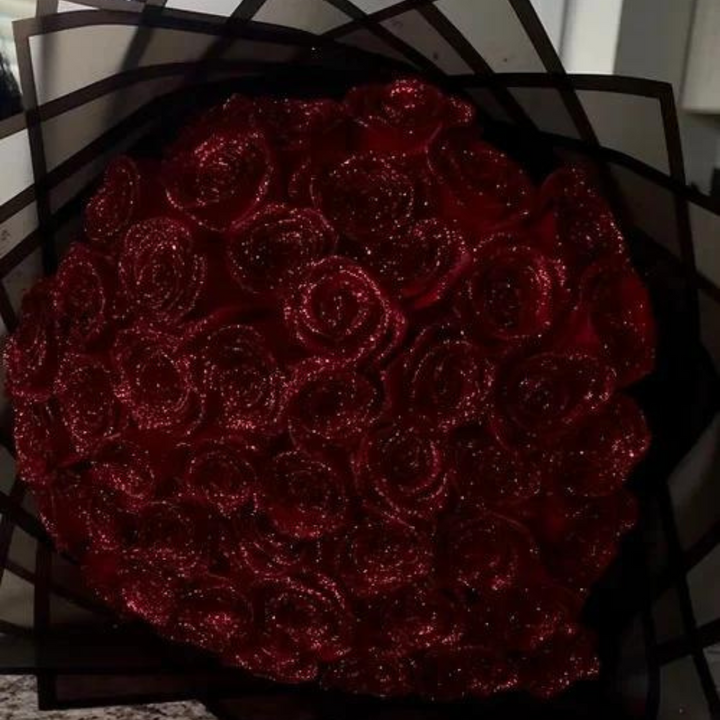 Luxe woondecoratie met eeuwige glanzende rozen, ideaal als decoratief geschenk voor interieur.