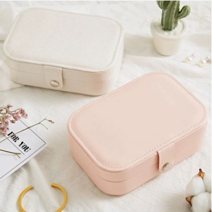 Luxe zwarte sieraden organizer van kunstleer, ideaal als opbergdoos voor diverse dames accessoires.