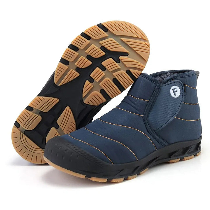 Binnenzijde van warme heren winterlaarzen met zachte voering voor extra comfort en thermische isolatie. Waterdicht.