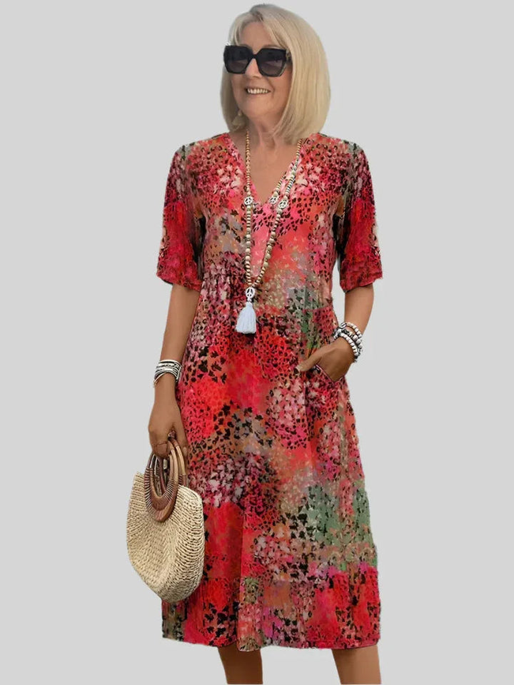 Modieuze dames vintage jurk met opvallende print, delicate kant en v-hals. Ideaal als casual lentemode.