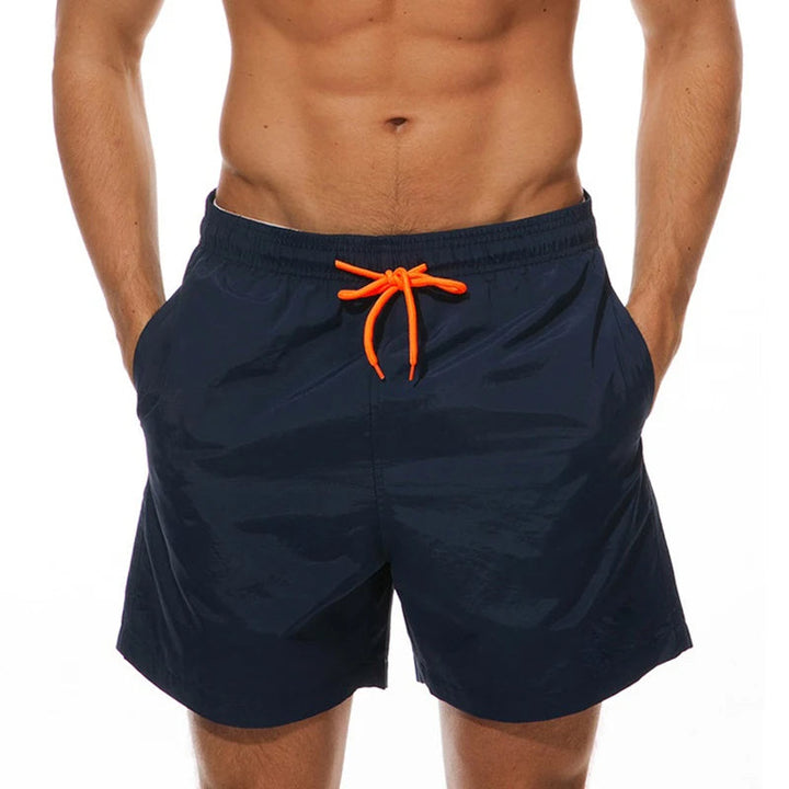 Close-up van de stof van de sneldrogende heren zwemshort, perfecte zwemkleding voor sport en relaxen.