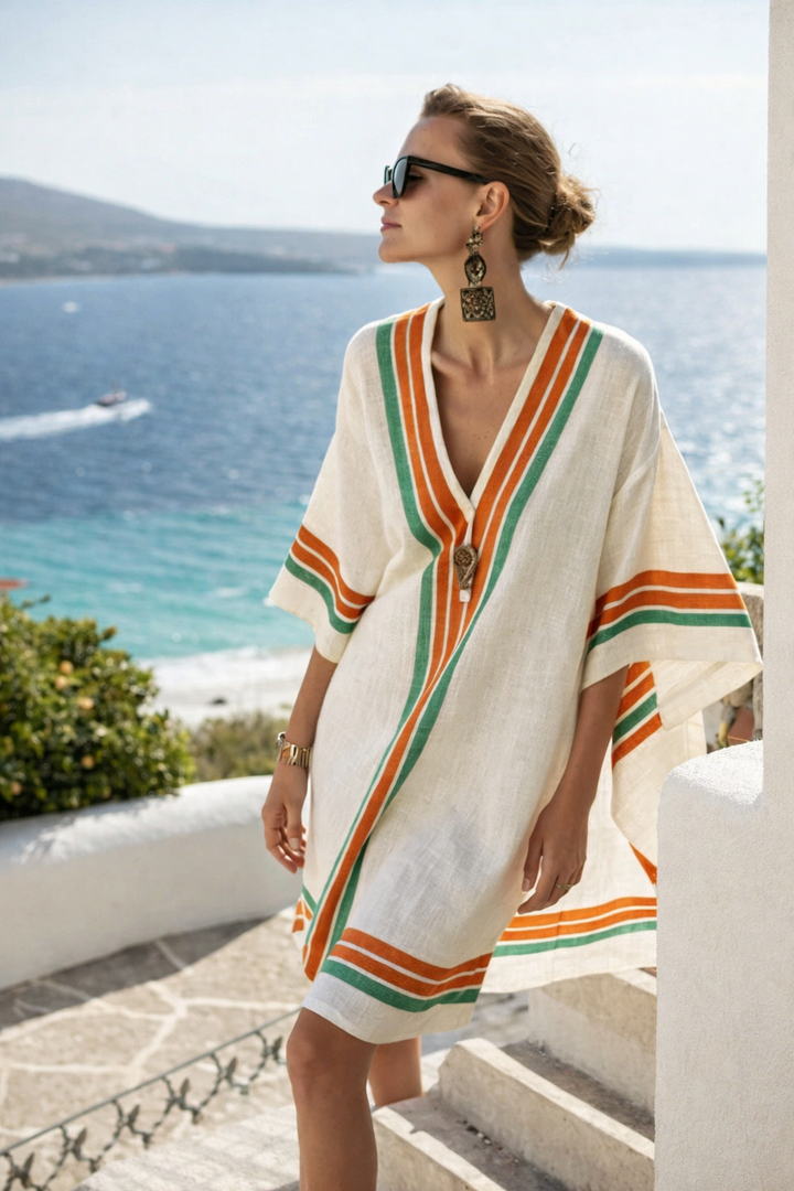 Zomerse dameskleding: Cannes strandjurk met V-hals. Een comfortabele, losvallende midi jurk, ideaal voor vakantie.