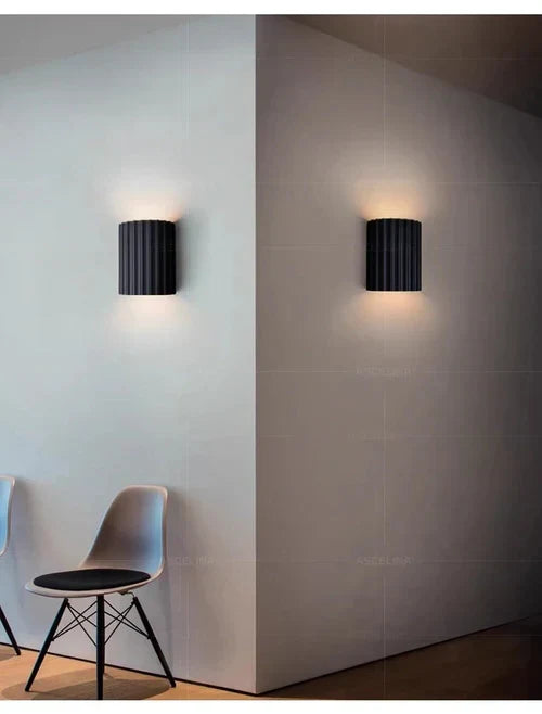 Sfeervolle 'ArtisticWave' wandlamp; moderne LED-verlichting creëert warme gloed voor huisdecoratie.