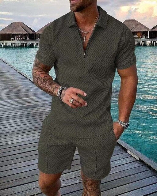 Veelzijdige herenmode: tweedelige zomerset met een ademende polo en lichte korte broek voor ultiem comfort.