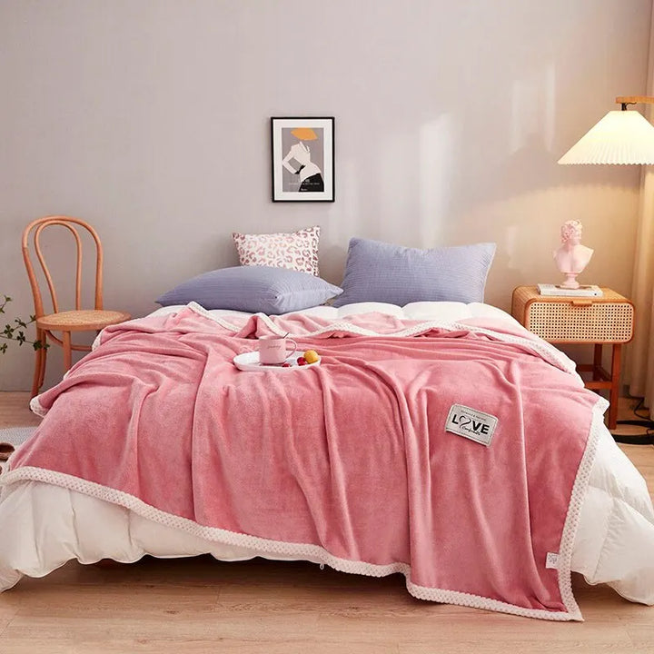 BlushCozy roze flanellen fleece deken, ultiem zacht en warm. Perfect voor knusse avonden op de bank of in bed.